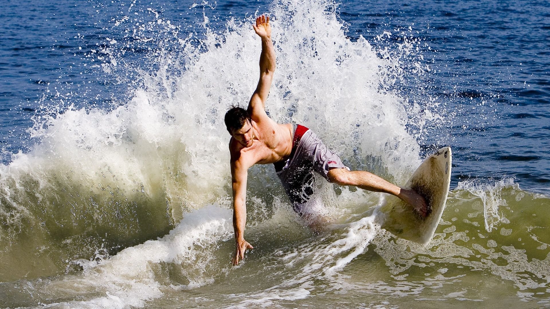 九游网页版官网入口-水下浮潜体验活动，探索海底世界奇观，海底世界潜水视频