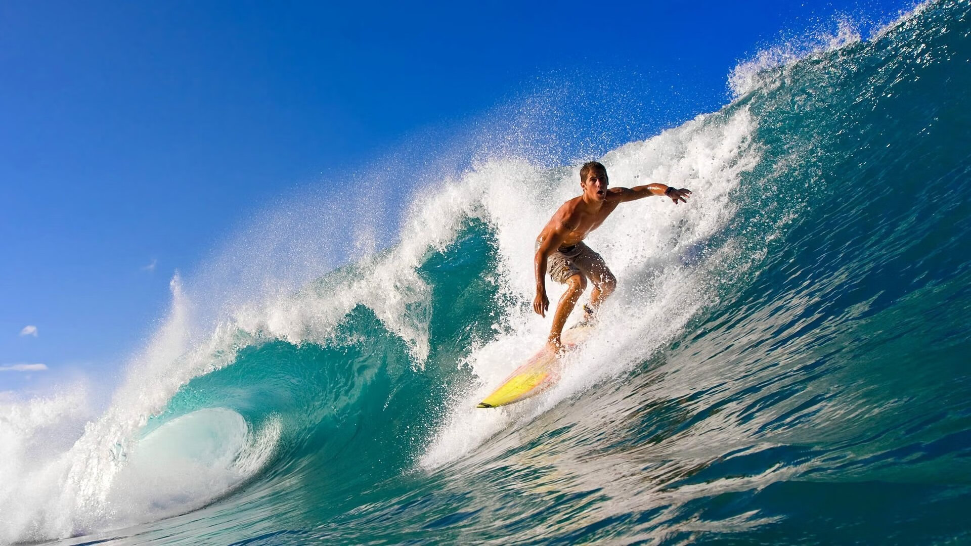 火药味十足:球场上的对决异常激烈,局面扑朔迷离,火药味儿是什么意思